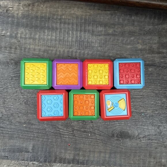 Fisher Price 7 Laugh & Learn First Words Sensory Play Blocks Baby Toy Puppy - Picture 5 of 6